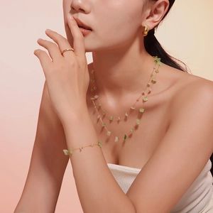 Parure de bijoux dorés style français avec pierres naturelles, collier et bracelet