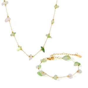Ensemble collier et bracelet en acier titane avec des pierres naturelles irrégulières