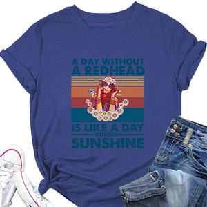 Détail du t-shirt bleu marine à col rond avec impression graphique de femme vintage