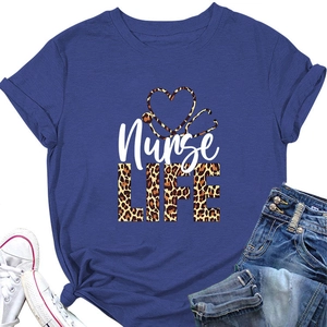 Détail du graphique Nurse Life imprimé léopard sur un t-shirt bleu marine à col rond