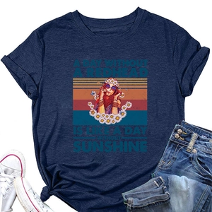 Détail d'un t-shirt bleu marine en coton avec imprimé vintage et baskets blanches