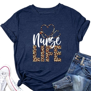Détail à plat du t-shirt bleu marine Nurse Life avec cœur léopard et stéthoscope