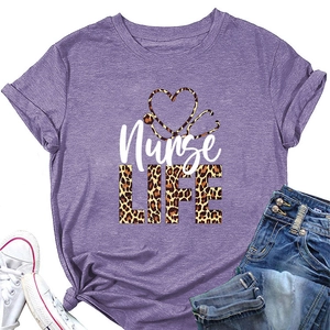 Détail du t-shirt violet Nurse LIFE avec cœur stéthoscope léopard sur présentation à plat