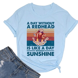 Mise à plat d'un T-shirt bleu clair avec slogan vintage et short en jean
