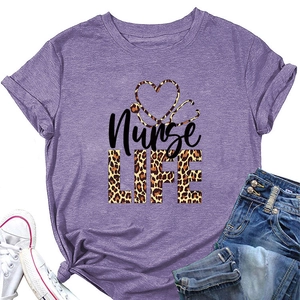 Détail du t-shirt violet nurse life avec cœur et stéthoscope au motif léopard