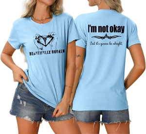 Vue avant et arrière du t-shirt bleu clair avec texte Beautifully Broken et un cœur