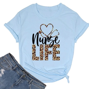Détail du t-shirt bleu clair Nurse Life avec imprimé léopard et design noué à la base