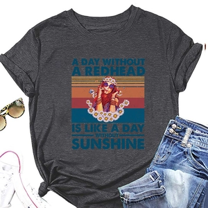 Détail de l'imprimé rétro sur le t-shirt gris foncé en coton mélangé avec motif vintage