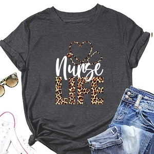 Gros plan du motif léopard Nurse LIFE sur le t-shirt en coton gris anthracite