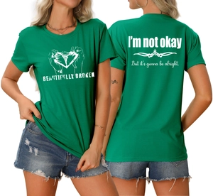 Vue détaillée du t-shirt vert émeraude avec impression 'I'm not okay' au dos et motif cœur