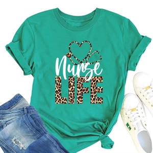 Mise à plat du t-shirt vert menthe Nurse Life avec cœur léopard et tenue décontractée