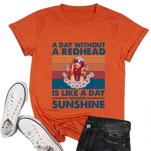 Détail à plat d'un T-shirt orange à col rond avec impression graphique rétro de fille
