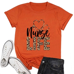 Vue à plat d'un t-shirt Nurse Life orange avec motif léopard et motif de stéthoscope