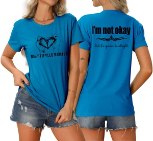 Détails avant et arrière du t-shirt bleu avec texte Beautifully Broken et motif coeur
