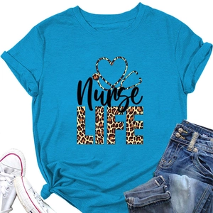 Détail du t-shirt turquoise Nurse Life avec stéthoscope léopard et accessoires denim