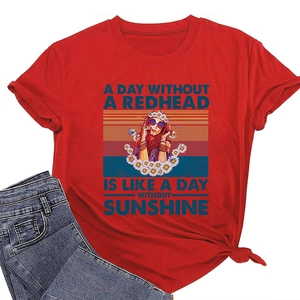 Détail d'un t-shirt rouge à col rond avec imprimé floral vintage et nœud à l'ourlet
