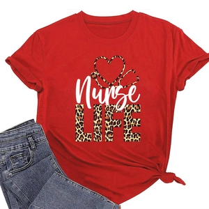 Détail du t-shirt rouge Nurse Life avec cœur léopard et nœud stylisé sur le côté