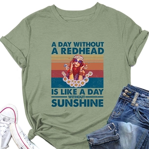 Détail d'un t-shirt vert sauge avec imprimé vintage rousse et éléments graphiques rétro