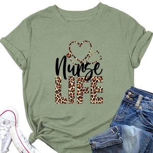 Détail du t-shirt vert sauge Nurse Life avec motif cœur et stéthoscope en imprimé léopard