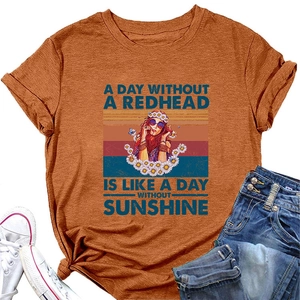 Détail du t-shirt en coton terracotta avec imprimé rétro et style de mise à plat