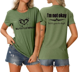 Détails avant et arrière du T-shirt vert armée avec l'imprimé 'Beautifully Broken'