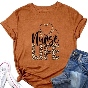 T-shirt caramel Nurse Life à plat avec texte léopard et graphique de stéthoscope médical