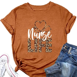 T-shirt rouge rouille Nurse Life avec texte léopard et détail d'ourlet noué à plat