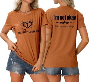 Vue recto-verso détaillée du t-shirt orange brûlé avec graphique de cœur et texte