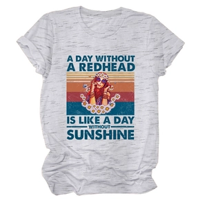 Détail de l'imprimé rétro femme rousse avec coucher de soleil sur t-shirt en coton chiné