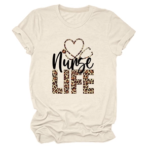 Détail de l'imprimé Nurse LIFE avec motif léopard et stéthoscope sur t-shirt crème