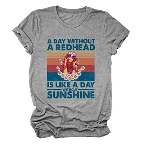 Gros plan de l'imprimé vintage sur un t-shirt gris à col rond au design de femme rétro