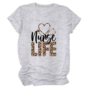 Détail de l'imprimé Nurse LIFE avec cœur léopard sur le t-shirt gris en coton mélangé
