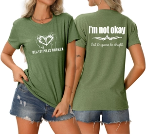 Vues avant et arrière du t-shirt vert avec graphique coeur et détails de slogan
