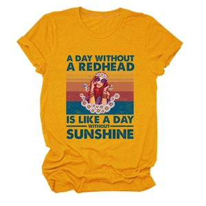 Détail d'un t-shirt jaune en coton avec illustration rétro rousse et typographie d'art