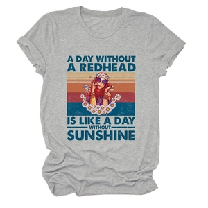 Détail du t-shirt gris avec motif soleil rétro et slogan Redhead imprimé