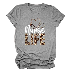 Détail d'un t-shirt gris avec imprimé léopard Nurse Life et motif de stéthoscope cœur