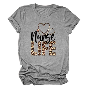 Détail du t-shirt gris Nurse Life avec motif cœur léopard et dessin de stéthoscope