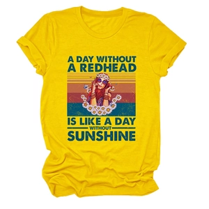Détail du t-shirt jaune en coton avec motif femme rétro et typographie de style vintage