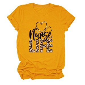 Détail de l'imprimé Nurse LIFE sur un t-shirt à manches courtes en coton jaune gingembre