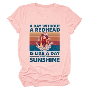 Détail de l'imprimé vintage et du slogan sur le tissu du t-shirt rose pastel