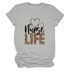 Détail de l'imprimé Nurse Life sur t-shirt gris avec cœur léopard et stéthoscope noir