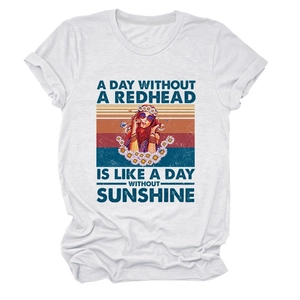 Détail d'un t-shirt en coton blanc avec imprimé graphique vintage de rousse et tournesols