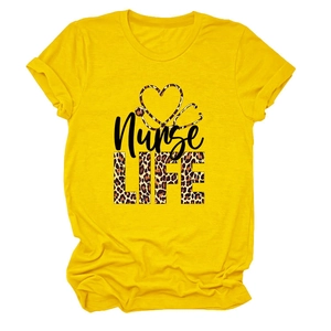 Détail de l'imprimé léopard Nurse Life avec cœur et stéthoscope sur t-shirt jaune