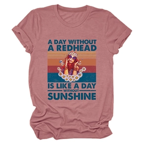 Détail du t-shirt rose poudré avec motif graphique rétro et slogan pour femme
