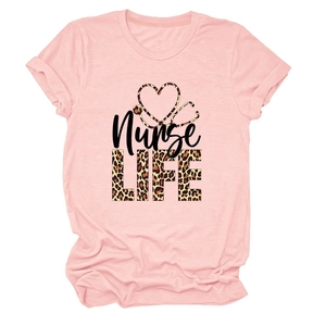 Détail du t-shirt rose avec logo Nurse Life léopard et stéthoscope en cœur