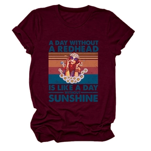 Détail d'un t-shirt bordeaux à col rond avec motif vintage et slogan artistique