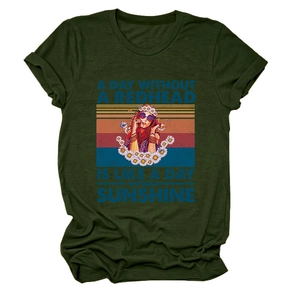 Détail du t-shirt vert armée avec graphique rétro et impression de texte vintage