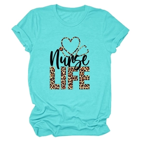 Détail du t-shirt vert menthe avec imprimé Nurse LIFE léopard et motif coeur stéthoscope