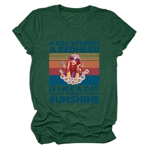 Détail d'imprimé vintage sur un t-shirt en coton vert foncé avec femme rétro et motif de marguerite