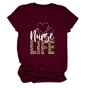Détail de l'imprimé Nurse LIFE à motif léopard sur un t-shirt bordeaux à manches courtes